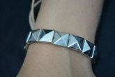 Pulseira couro com spikes - P1205