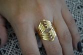 Anel folheado a ouro vazado SJK15122