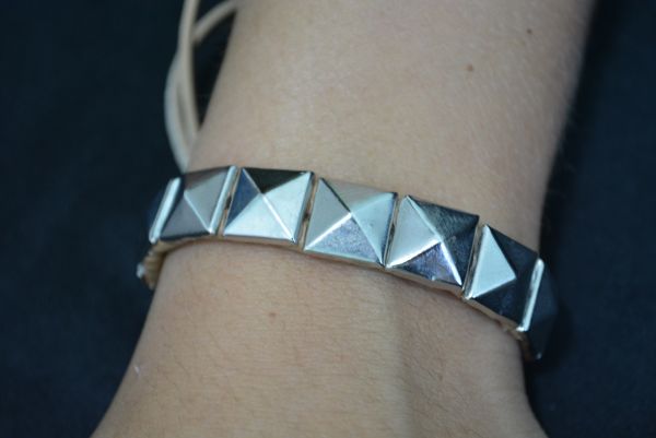 Pulseira couro com spikes - P1205