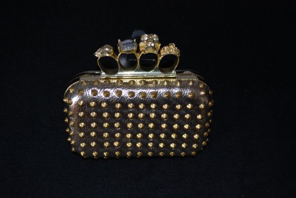 Clutch dourada com spikes - B1201