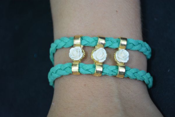 Pulseira camurça trançada flores - P1236